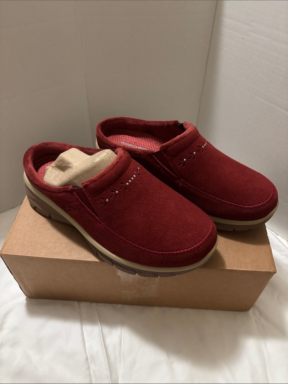 NEW Women’s Skechers water repellant Suede in Deep Red. 8 WIDE FIT. NEW !